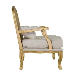 Poltrona King clássica com estrutura dourada e rattan natural