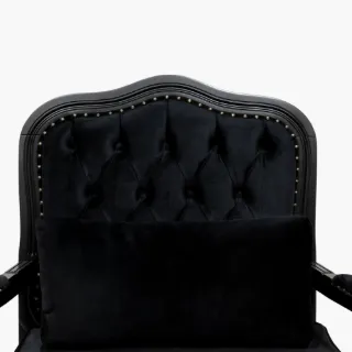 Detalhe dos materiais da Poltrona King em veludo preto e acabamento laca preta