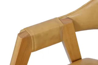 MAVENA Cadeira Enfield em Madeira Maciça Amêndoa e Courino Bege — detalhe visual 5