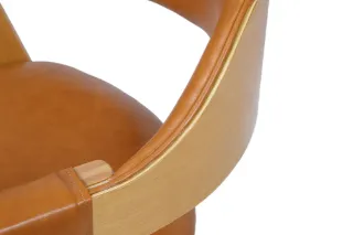 MAVENA Cadeira Enfield em Madeira Maciça Amêndoa e Courino Caramelo — detalhe visual 5