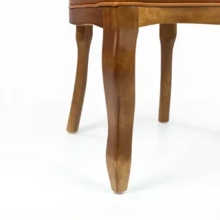 Detalhe da Cadeira Medalhão MAVENA, com encosto em rattan natural e acabamento imbuia.