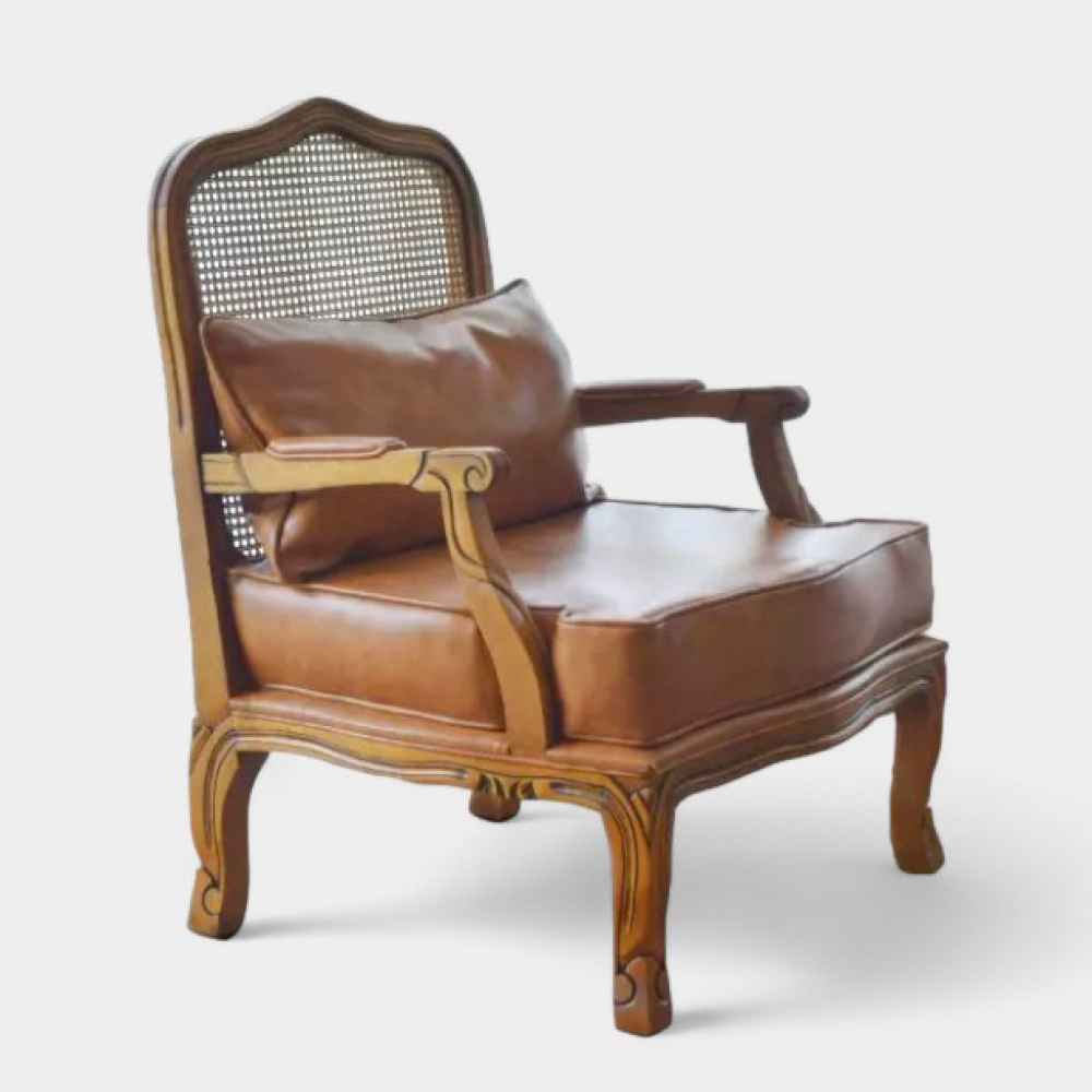 Poltrona King clássica MAVENA em imbuia, rattan natural e courino caramelo - vista principal