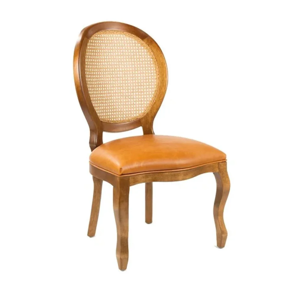 Cadeira Medalhão MAVENA em imbuia, rattan natural e assento em courino caramelo, vista frontal em três quartos.