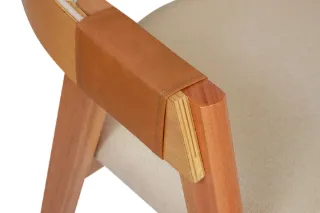 MAVENA Cadeira Enfield em Madeira Maciça Amêndoa e Linho Bege — detalhe visual 7