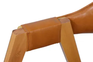 MAVENA Cadeira Enfield em Madeira Maciça Amêndoa e Courino Caramelo — detalhe visual 6