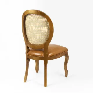 Cadeira Medalhão MAVENA em imbuia, rattan natural e courino caramelo, vista lateral em três quartos.