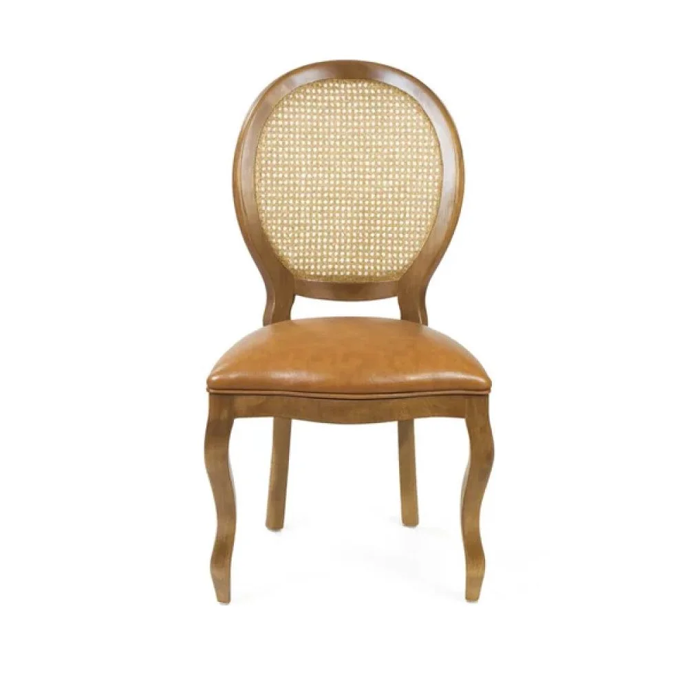 Cadeira Medalhão MAVENA em madeira imbuia, encosto de rattan natural e assento caramelo, vista frontal.