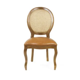 Cadeira Medalhão MAVENA em madeira imbuia, encosto de rattan natural e assento caramelo, vista frontal.